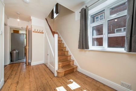 4 bedroom semi-detached house to rent - Photo 5