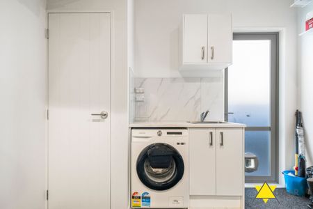 Modern Fully Furnished Family Home in Te Atatu South - Photo 2