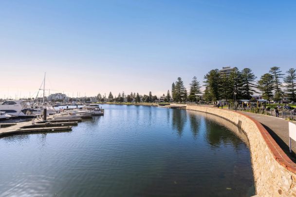 Renovated 2-Bedroom Unit Close to the Tram - Photo 1