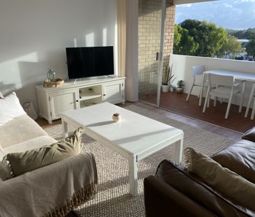 FULLY FURNISHED UNIT OVERLOOKING THE TWEED RIVER - Photo 1