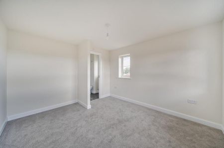 4 bedroom semi-detached house to rent - Photo 3