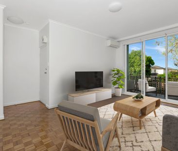 FIRST FLOOR SPACIOUS APARTMENT - Photo 5