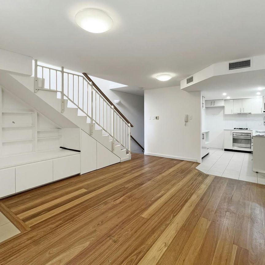 Spacious Three Bedroom Townhouse for Rent! - Photo 1