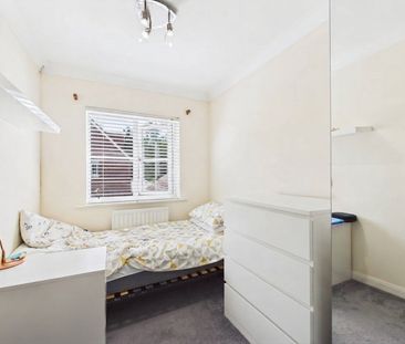 3 bedroom House in Whitchurch Road, Fleet - Photo 4