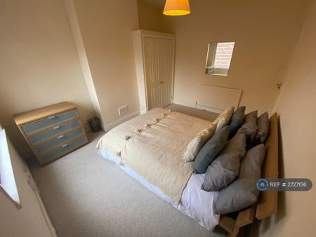 1 bedroom in a house share to rent - Photo 2