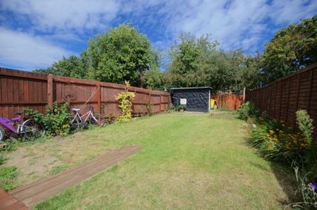 A well presented furnished double bedroom on the first floor in this professional 7 bedroomed shared house situated in Trumpington. Ideally located for easy access to Addenbrookes, M11 and guided bus route. - Photo 4