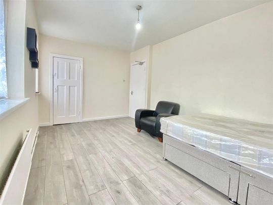 1 bedroom in a house share to rent - Photo 1