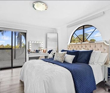 Grand Family Living in a Tranquil Cul-de-Sac - Photo 4