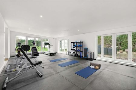 An impressive 5 bedroom gated home in Esher. - Photo 5