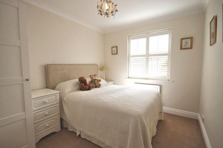 4 bedroom semi-detached house to rent - Photo 3