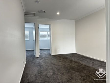BRAND NEW ULTA MODERN LUXURY 3 BEDROOM TOWNHOUSE WITH DUCTED AIR-CON - First 2 Week Rent Free - Photo 4