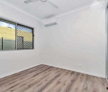 IMMACULATE MODERN HOME IN ONE OF ZUCCOLI'S MOST DESIRABLE POCKETS! - Photo 1