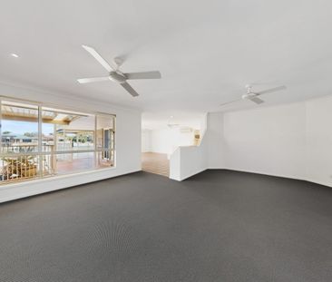 Freshly Refreshed Waterfront Family Home in a Convenient Helensvale... - Photo 2