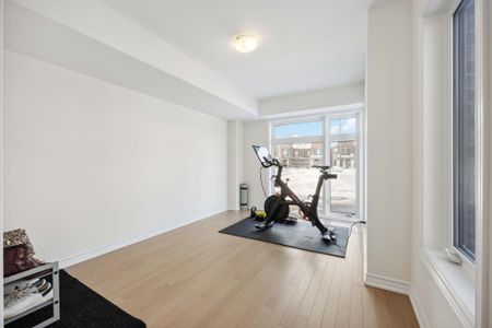 For Lease - 43 Griffith Street, Aurora, Ontario - Photo 3