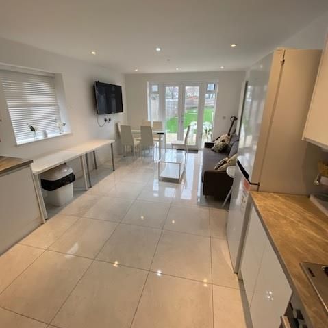 5 bedroom semi-detached house to rent - Photo 1