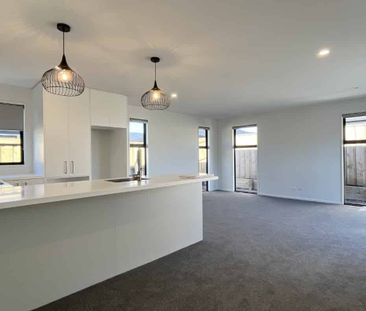 Brand new 4 bedroom in Lincoln - Photo 2