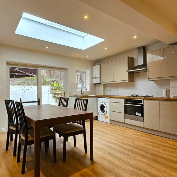 4 bedroom townhouse to rent - Photo 1