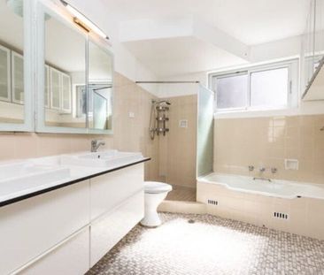 Elizabeth Bay - Photo 3