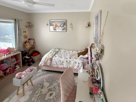 STYLISH RENOVATED 3 BEDROOM FAMILY HOME - Photo 4