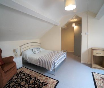 Flat 2, 67 High Street - Photo 1