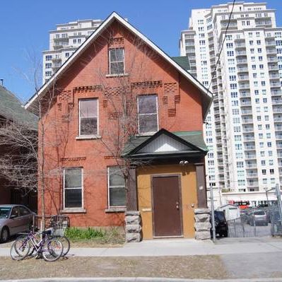 Large 1 Bedroom Student Apartment (UOttawa) - Photo 1