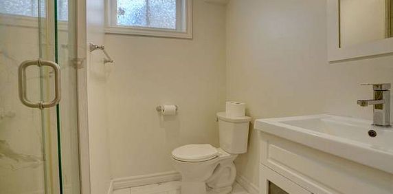 Private Basement apartment! Separate entrance! 1 Bed & 1 Bath!! - Photo 2