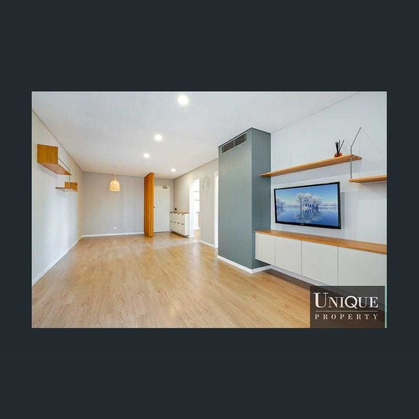 Get Ready: 1 Bedroom Apartment with Garage in Prime Ashfield ! - Photo 1