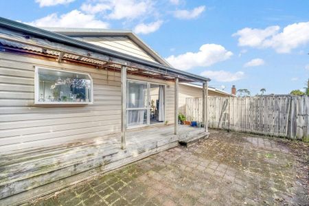 Pakuranga Heights - 2 bedrooms rear house with peace - Photo 3