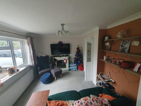 2 bedroom semi-detached house to rent - Photo 3