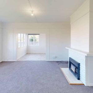 Spacious Living Space for Rent! - Photo 2