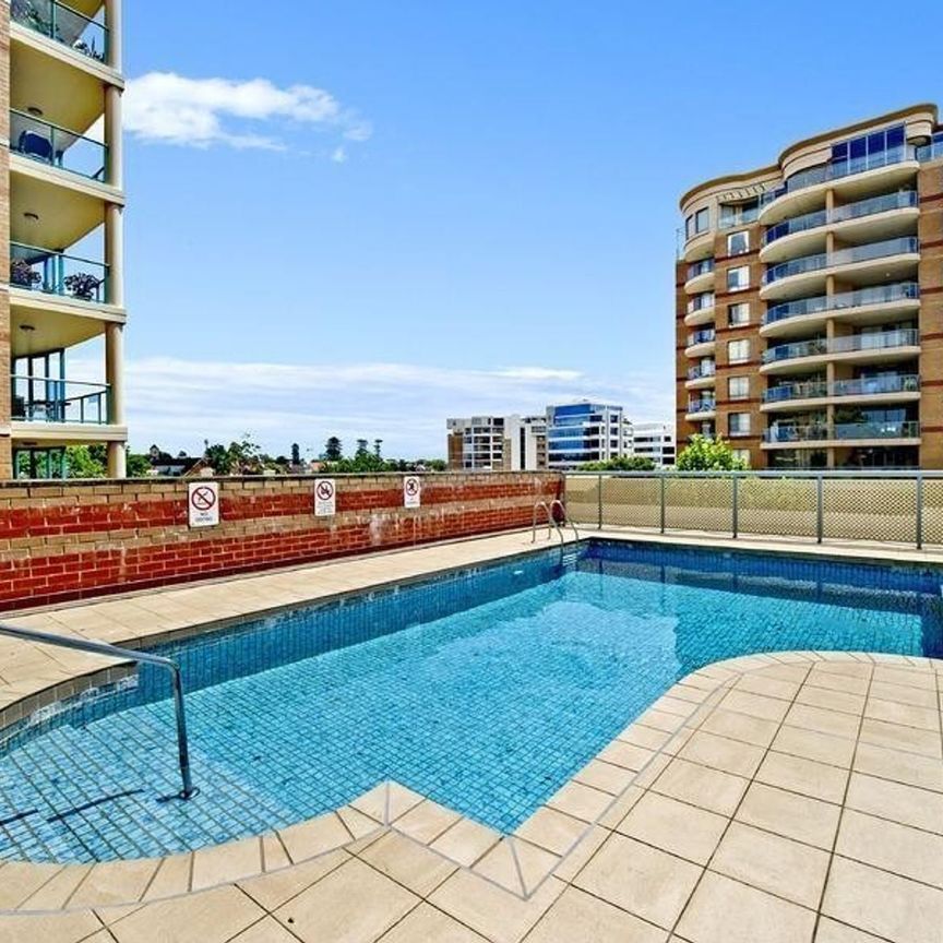 Contemporary 150sqm Two Bedroom Apartment with Secure Car Space - Photo 1