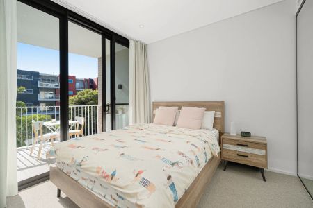 Light-Filled North-Facing Apartment in Prime Village Location - Photo 5
