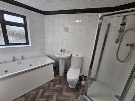 1 bedroom in a house share to rent - Photo 2