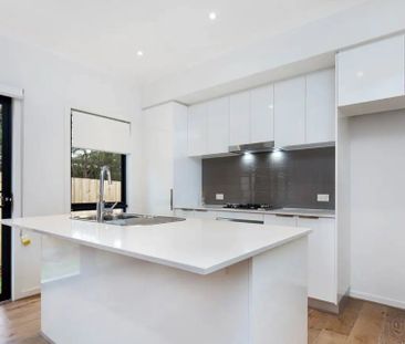 2 Bedroom Modern Townhouse - Photo 4