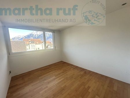 Generous 4.5-room apartment with glazed loggia and mountain view - Photo 3