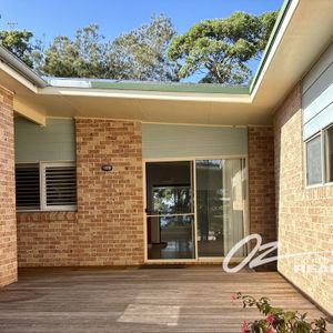 Stunning Waterfront 3-Bedroom Home - Photo 3