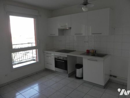 GIVORS (69) - T3 - 67.10 m² - 2 chambres - 1 balcon - 1 stationnement - Photo 3