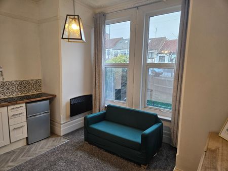 1 Bed Flat, Canham Road, SE25 - Photo 3