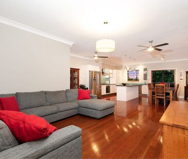 Comfortable Family Living with Pool, Deck & A/C - Photo 2