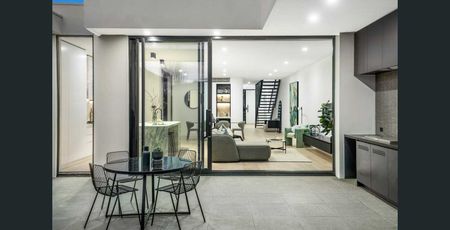 STRIKING COMTEMPORARY FAMILY TOWNHOUSE IN A COVETED LOCATION - Photo 5