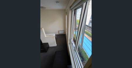 Stylish Furnished Apartment with Pool View – Walk to Uni & Lygon Street - Photo 5