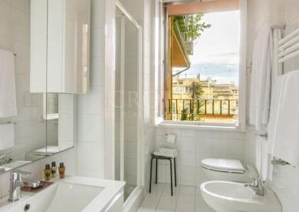 A Charming Penthouse with a Balcony in the Heart of Rome. In Residence with consierge, A/C , WIFI.Rif. #1946
