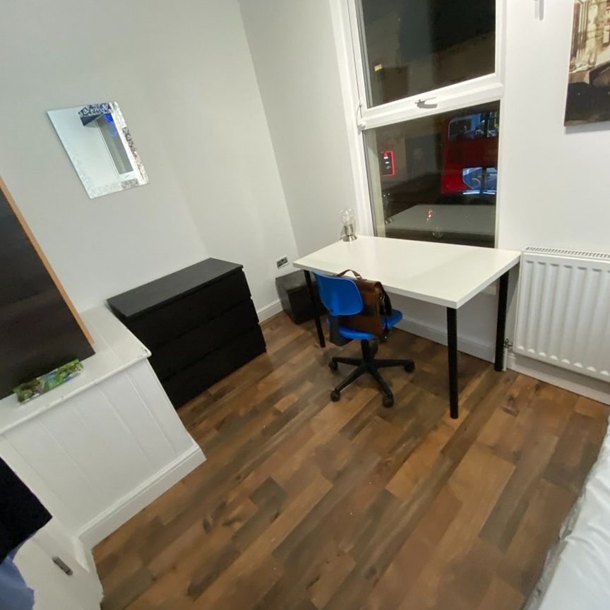 Room in a Shared Flat, Denmark Hill, SE5 - Photo 1