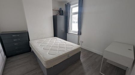 4 bedroom terraced house to rent - Photo 2