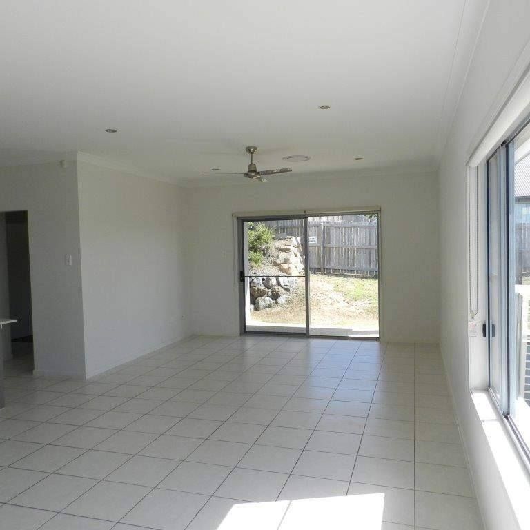 Beautiful Spacious and Well presented - Photo 1