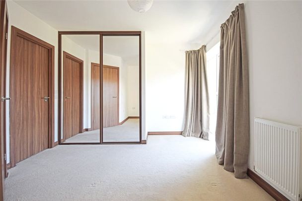 Well presented 2 bedroom, 2 bathroom duplex apartment to rent at this exclusive development only a short walk to the Railway Station and Cambridge Leisure Centre. GCH. Secure allocated parking. Phone entry system. Communal gardens. Unfurnished. - Photo 1