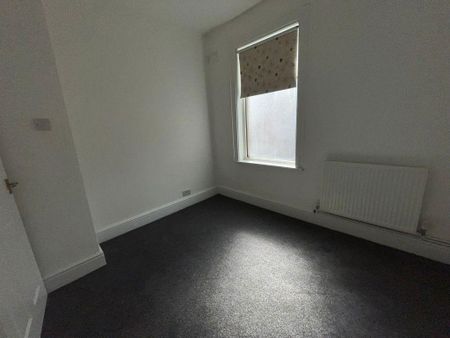 3 bedroom flat to rent - Photo 3