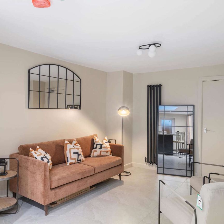 🏡 Stunning 5-Bedroom HMO | All Ensuite | Fully Renovated | Castle Bromwich B36 Room 5 - Photo 1