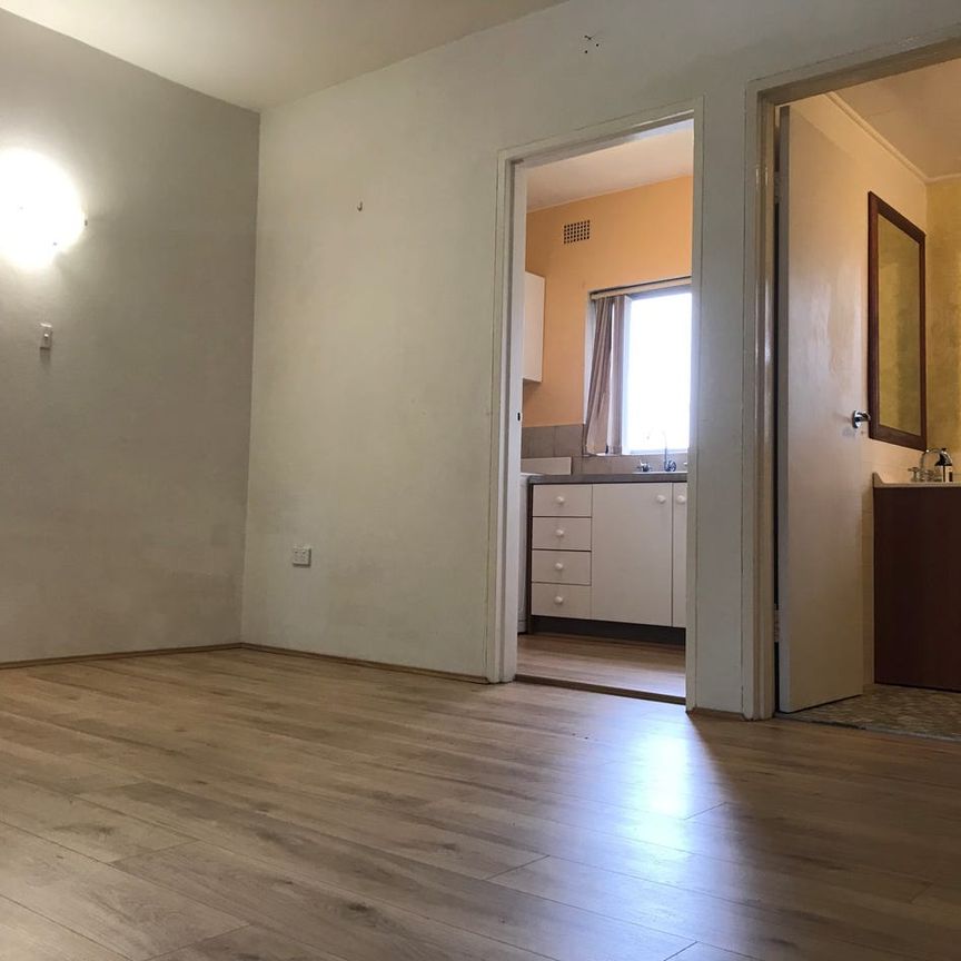 Well maintained studio apartment in perfect location - Photo 1