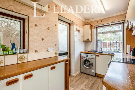 3 bedroom semi-detached house to rent - Photo 2